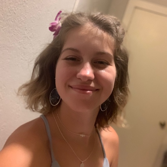 Meet your Posher, Olivia - Picture 1 of 1